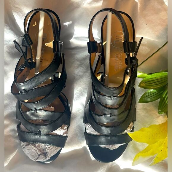 Like new! Mootsies Tootsies “MOCARLEY” black wedges! - Picture 3 of 8